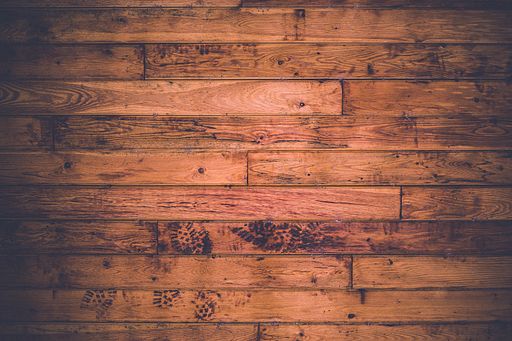 Jak vyčistit dřevěnou podlahu domácími prostředky?