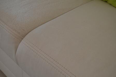 Sedačka Nukk s potahem cayenne 1115 ultra white - detail potahu z ekokůže