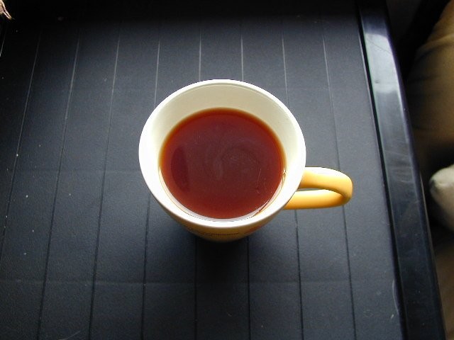 Jak vyčistit skvrny od kávy a čaje z hrnků a šálků