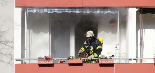 Jak vyčistit popel a zápach kouře z bytu?