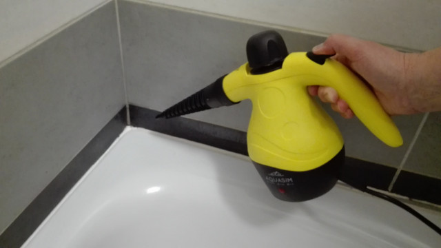 Parní čistič Eta Aquasim - čištění v koupelně
