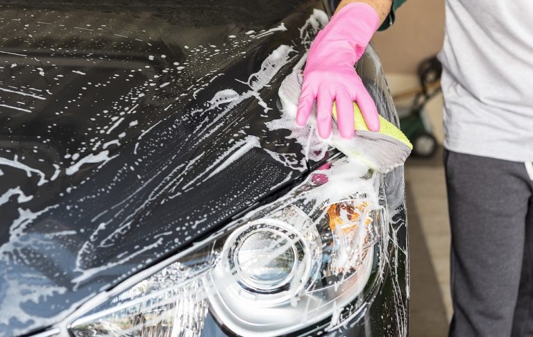 Jak umýt ručně auto?