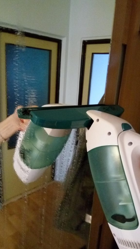 Čištění zrcadla vysavačem na okna Leifheit Window Cleaner 51003