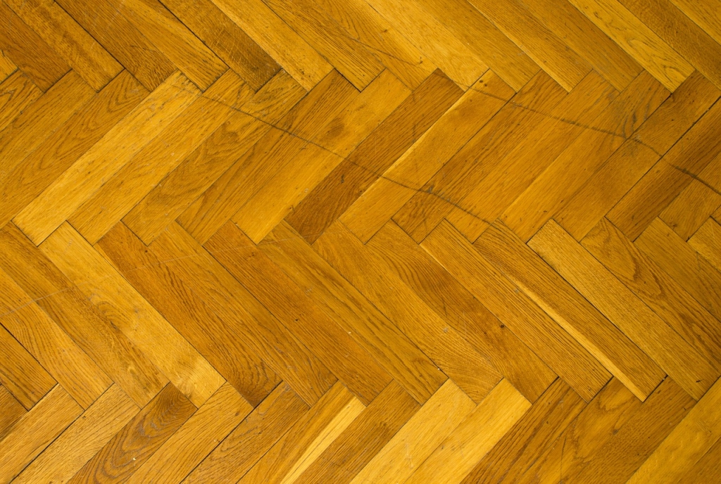 Jak čistit a udržovat dřevěné lakované podlahy?