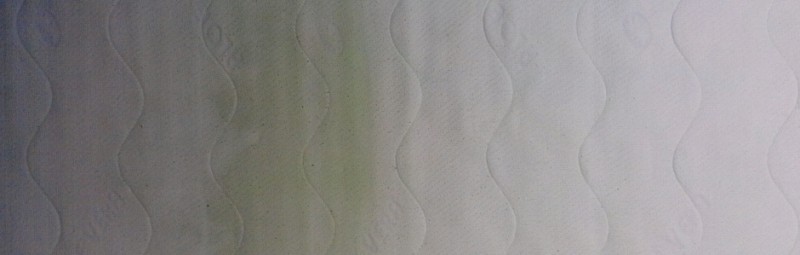 Čištění matrace - vlevo znečištěná, vpravo po čištění