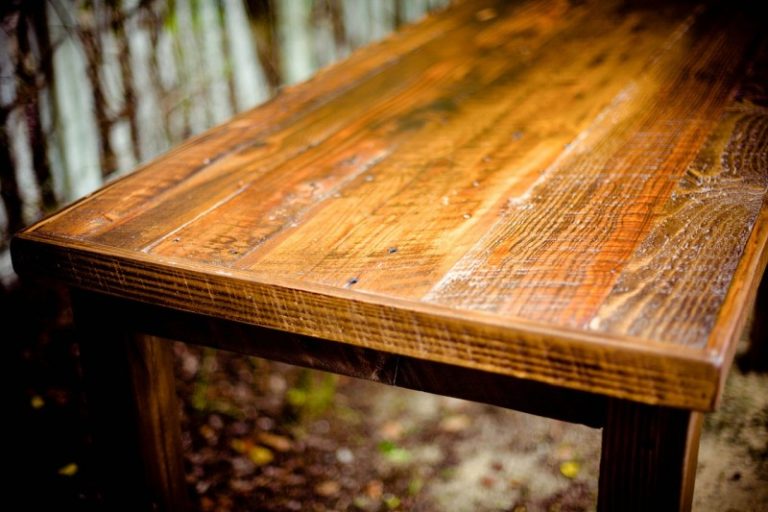 Jak vyčistit nejčastější skvrny ze dřeva a dřevěného nábytku?