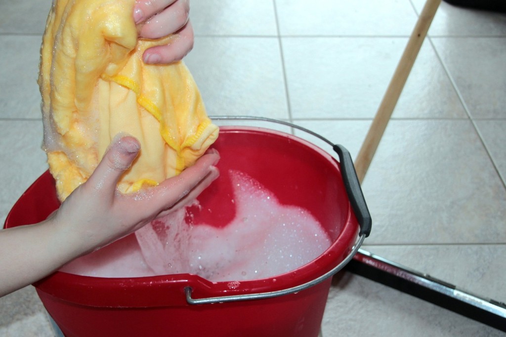 Jak vyčistit podlahy z přírodního a umělého kamene a keramické dlažby?