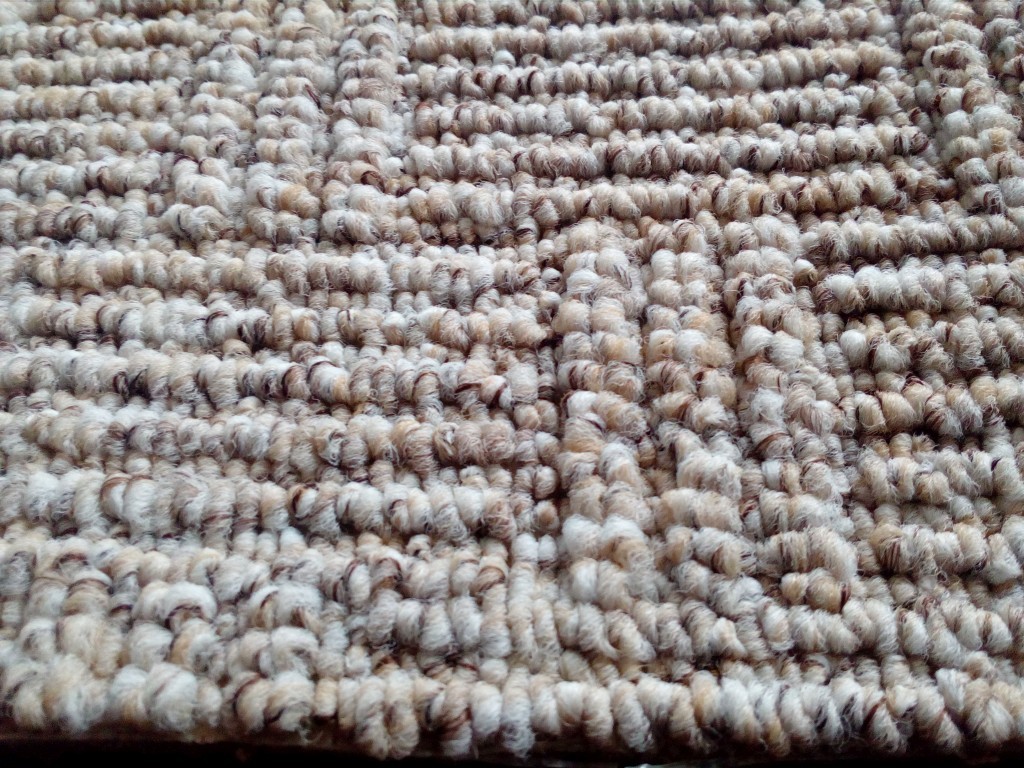 Smyčkový koberec s různou výškou smyčky
