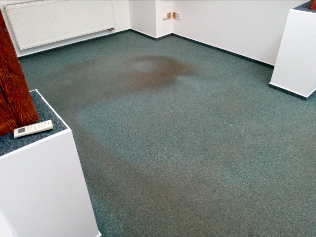 Zátěžový kancelářský koberec s vychozenými cestičkami a vydřeným místem od kancelářského křesla