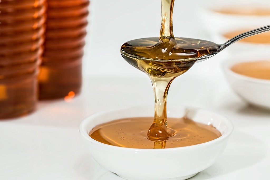 Jak vyčistit skvrnu od medu?