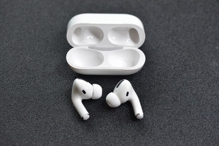 Jak vyčistit bezdrátová sluchátka (AirPods a další)?