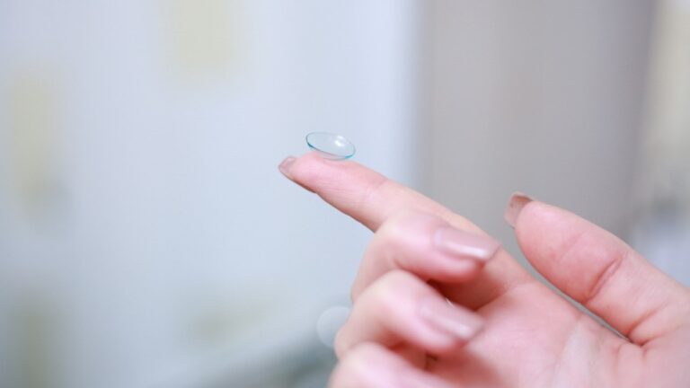 Jak čistit a pečovat o kontaktní čočky?