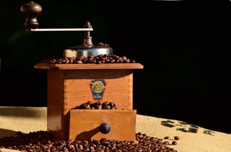 Jak vyčistit ruční mlýnek na kávu?