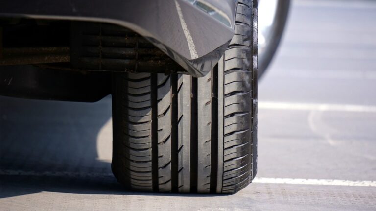 Jak odstranit stopy od pneumatik z dlažby?