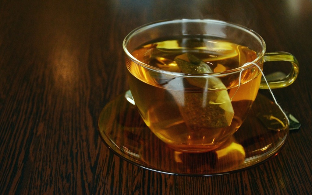 Jak vyčistit skvrny od čaje z koberce?