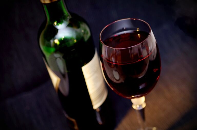 Jak vyčistit skvrny od červeného vína z koberce?