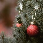 Jak odstranit smolu od vánočního stromku z koberce nebo sedačky?